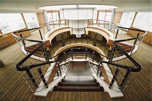 星際領航號遊輪樓梯